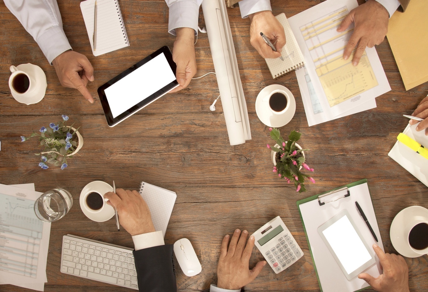 チームで情報をすり合わせる俯瞰の会議風景